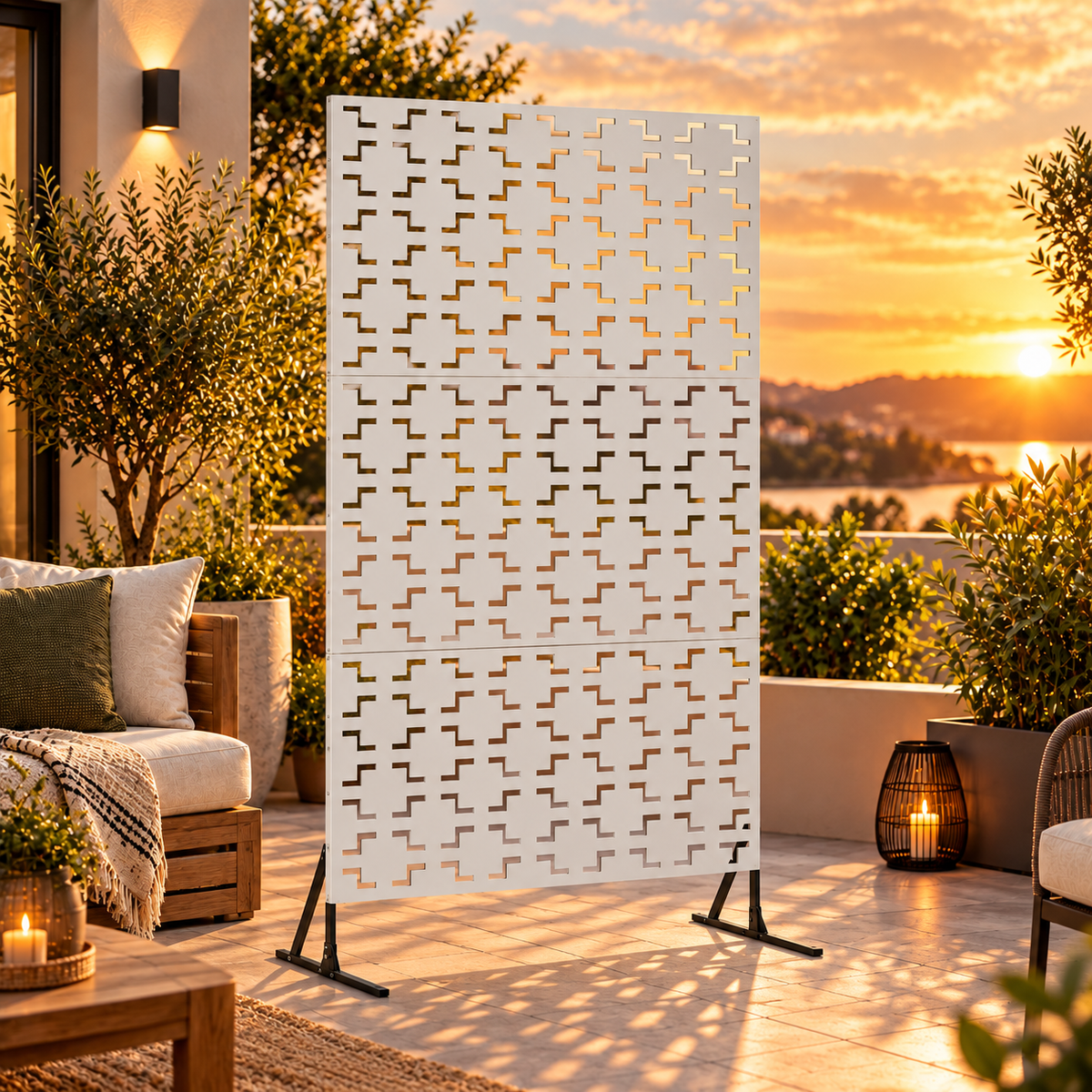 Paravent blanc géométrique sur une terrasse au coucher du soleil