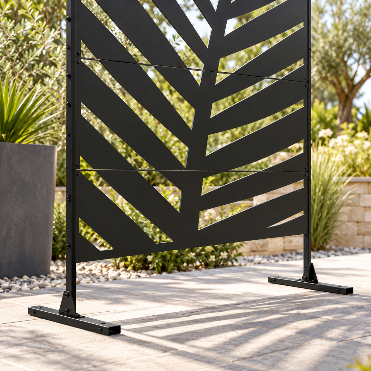 Paravent noir motif palme, détail de la découpe et du pied
