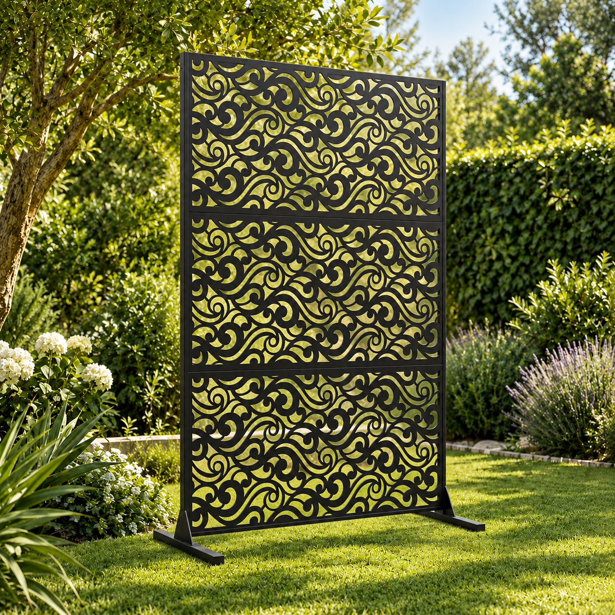 Paravent Extérieur Terrasse noir à arabesques dans un jardin