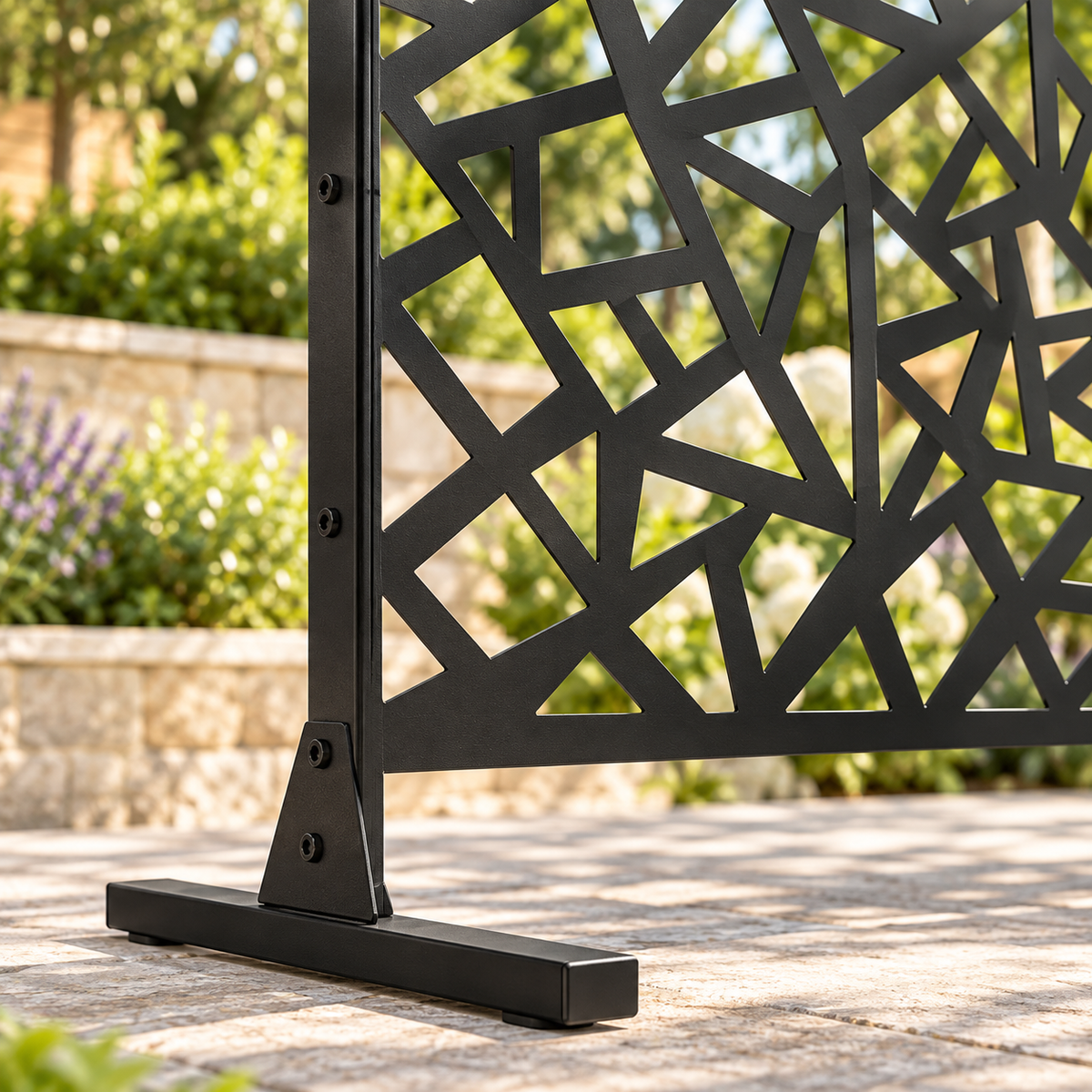 Détail du motif géométrique et pied du paravent noir