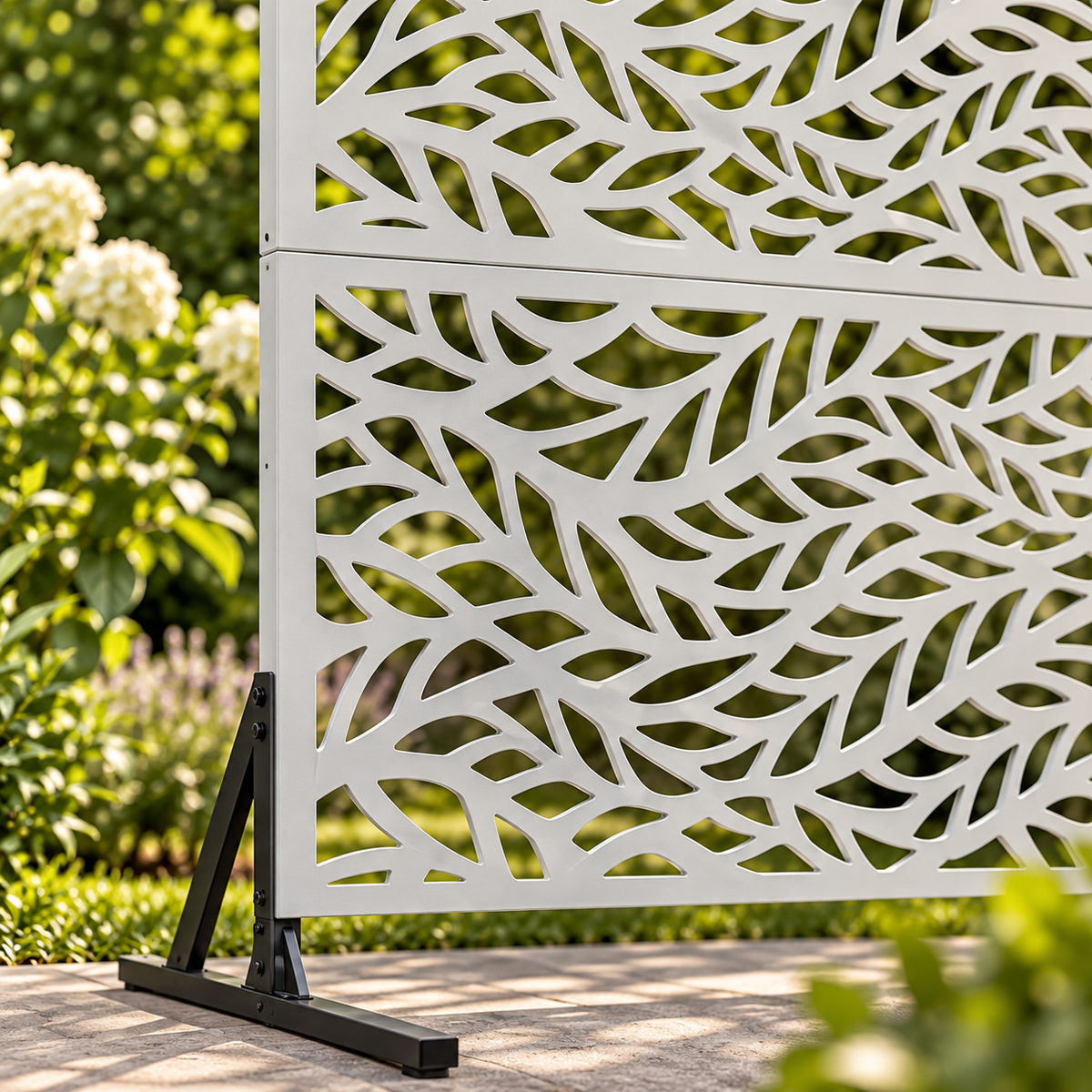 Gros plan paravent blanc motif feuillage