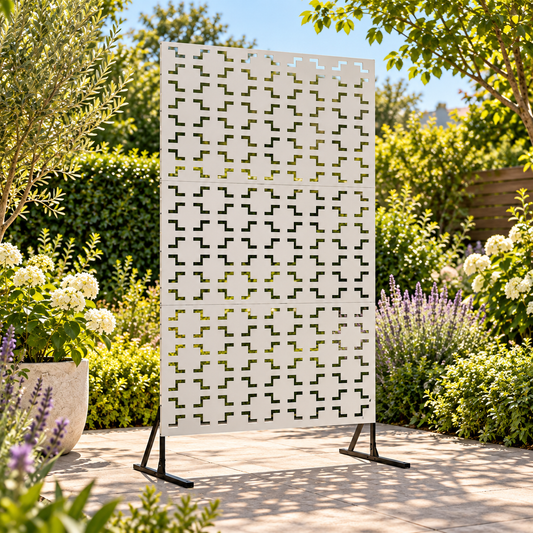 Paravent blanc géométrique dans un jardin